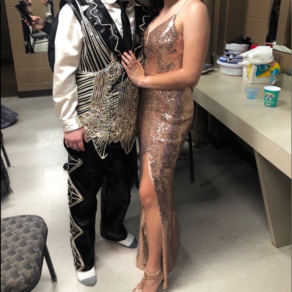Formal dress only worn once for 3 hours smoke free - Picture 4 of 4